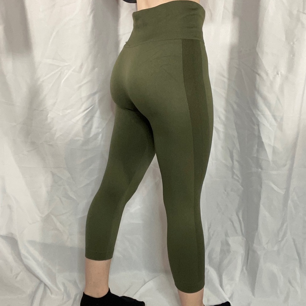 Pink Victoria's Secret Cropped Capri Seamless Leggings for working out: Medium
